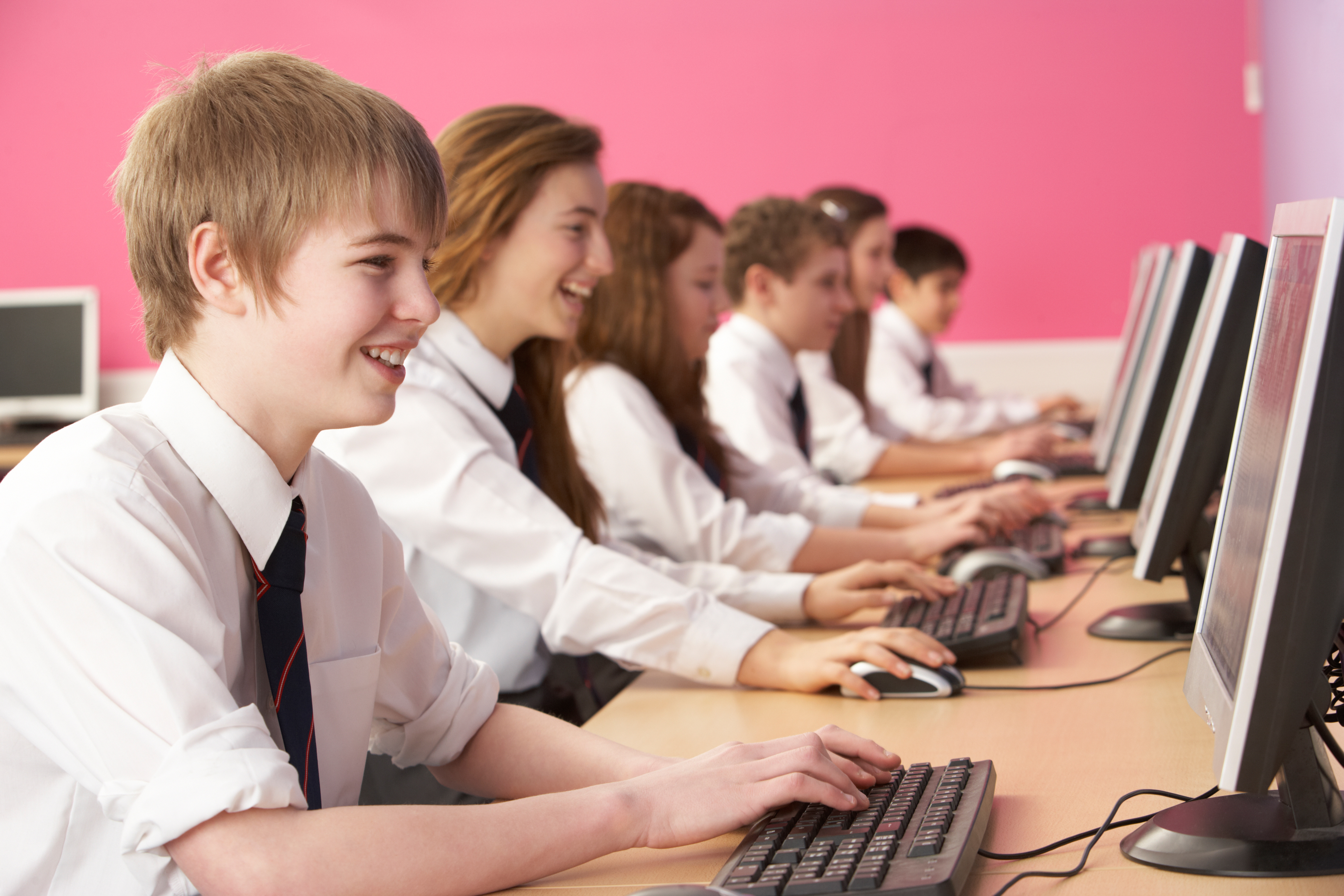 Образовательные программа подросток подростку. Ученик за компьютером. Школьник за компом. Ученики за компьютерами в школе. Ребенок за компьютером.