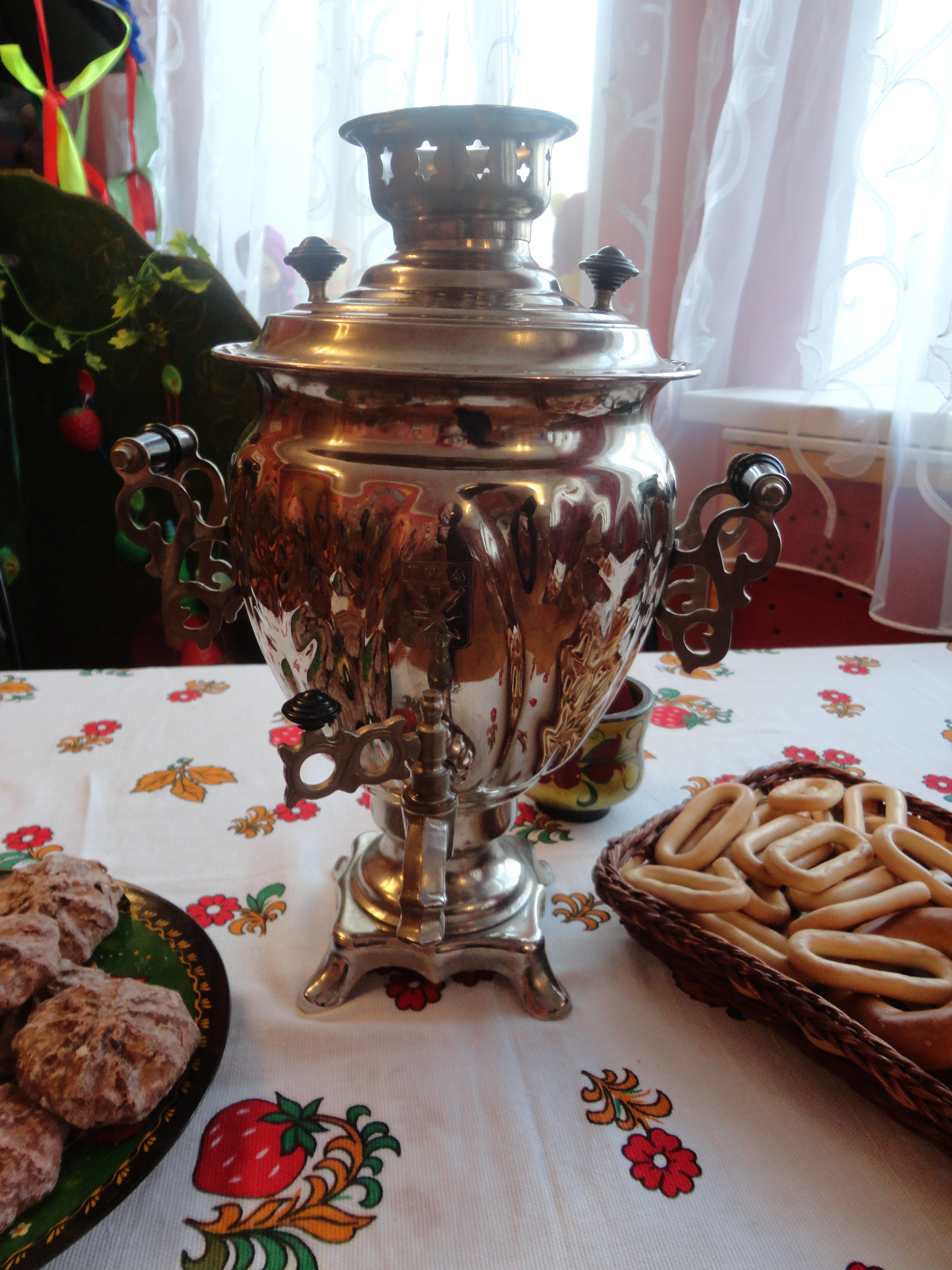 Конкурс самоваров. Стол с самоваром и блинами. Чай из самовара. Традиционный русский самовар. Самовар на столе.