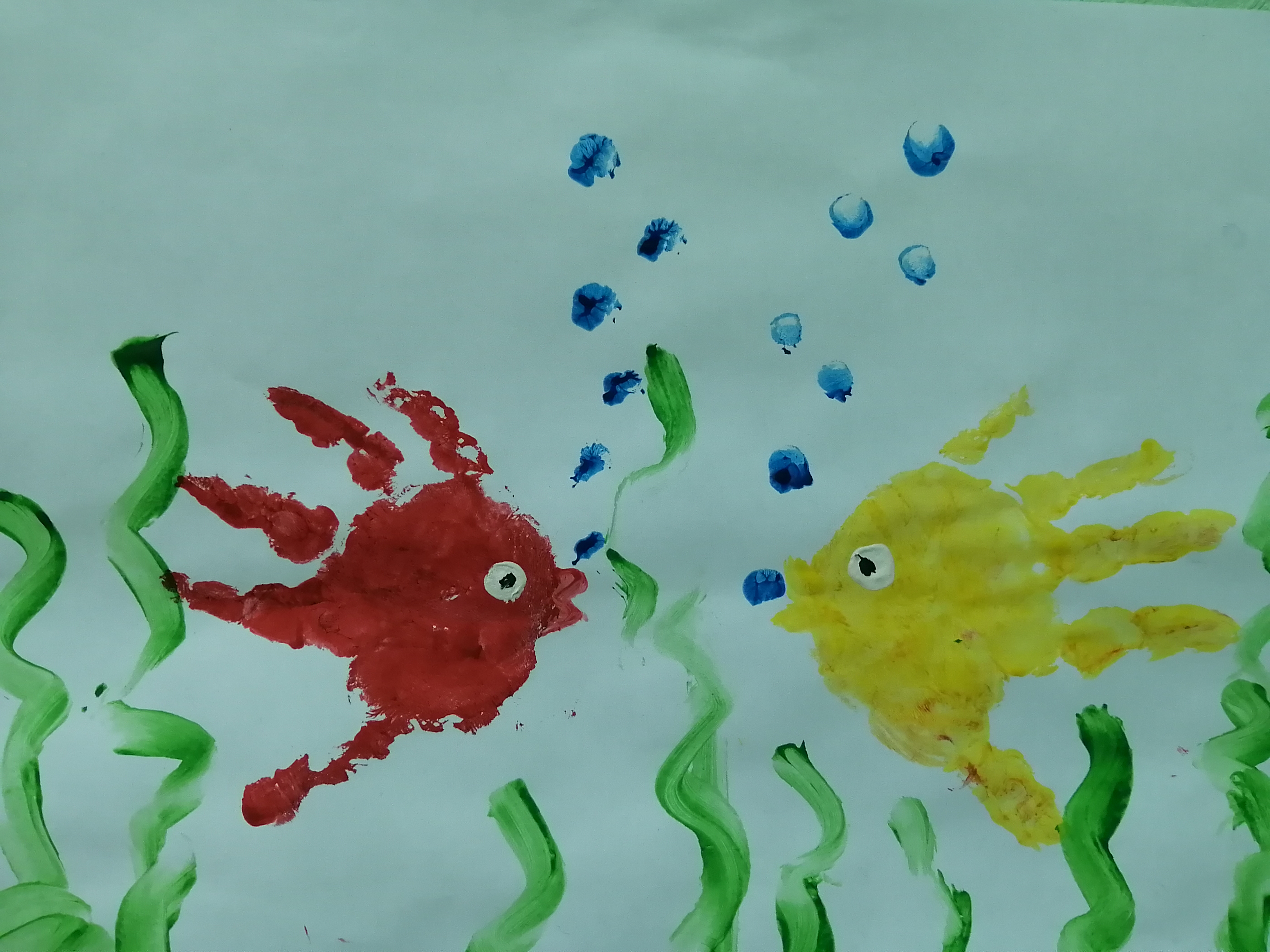 Морские обитатели младшая группа. Рыбка ладошкой. Рисование ладошкой рыбка. Рисование ладошками в младшей группе. Рисование рыбки ладошкой средняя группа.